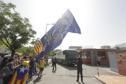 Jordi Turull saludando a la gente congregada alrededor de Lledoners ayer.