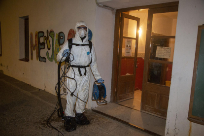 Una empresa especialitzada va desinfectar amb nebulitzador l’escola i la llar d’infants de Sant Martí.