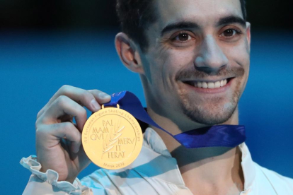 Javier Fernández, con la medalla de oro conquistada ayer en Minsk.