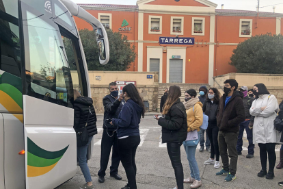 Algunos pasajeros subiendo al bus que habilitó Renfe en Tàrrega. 