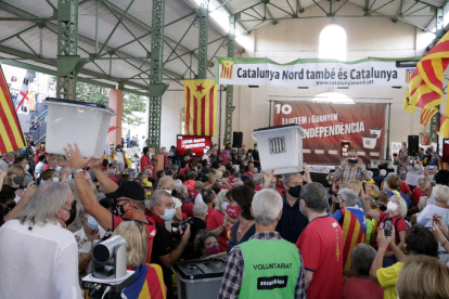 El presidente de la Generalitat, Pere Aragonès, acompañado ayer por  todos sus consellers, durante el acto institucional en Barcelona.