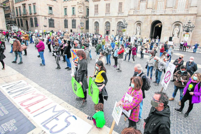 Imatge de la protesta que va tenir lloc ahir a Barcelona en contra dels grans projectes d’energies renovables.