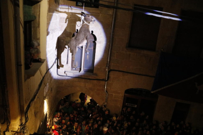 El cortejo de los restos de Pau Pi recorrió ayer el Eix Comercial de Lleida para despedir el Carnaval. 