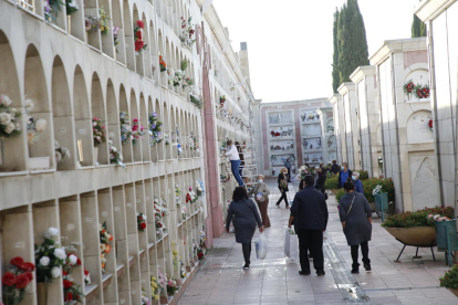 El cementerio de Lleida registró ayer numerosos visitantes, el día antes de que se requiera cita previa.