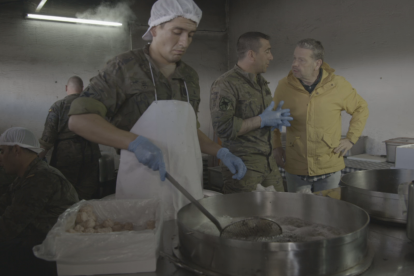 El cocinero Alberto Chicote, en una cocina de campaña durante unas maniobras militares.