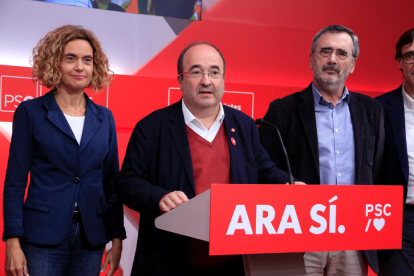 El líder del PSC, Miquel Iceta, amb els candidats electes Meritxell Batet i Manuel Cruz.