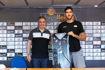 Nacho Rosa junto a Joaquín Prado durante la presentación oficial del jugador del ICG Força Lleida.