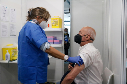 Més de 2.000 cites per vacunar-se a la Fira de Barcelona - La vacunació en el punt habilitat a la Fira de Barcelona va seguir ahir amb 2.100 cites programades per a persones d’entre 70 i 79 anys que van rebre la primera dosi del fàrmac de Pfiz ...