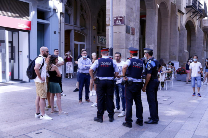 Una veintena de hostaleros se concentran en la plaza Paeria de Lleida para reclamar poder abrir en el interior