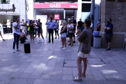 Una vintena d'hostalers es concentren a la plaça Paeria de Lleida per reclamar poder obrir a l'interior