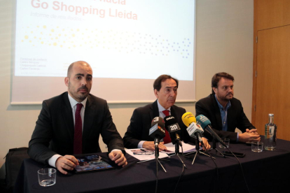 Els representants d'Eurofund, Ion Saralegui i Salvador Arenere, amb el responsable de la consultora GfK, Carlos Mínguez, durant la presentació del parc comercial i d'oci Go Lleida aquest dilluns.