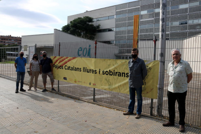 Membres de l'ANC de Lleida amb la pancarta que encapçalarà la 'Marxa de Ponent' del 2 d'octubre, davant de l'Escola Oficial d'Idiomes de Lleida.