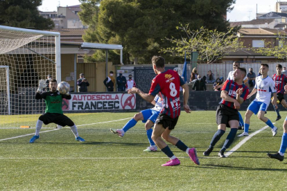 Un jugador del Tàrrega intenta una rematada a portaria durant el partit d’ahir contra el Mollerussa.