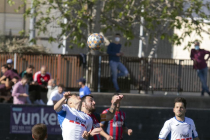 Un jugador del Tàrrega intenta una rematada a portaria durant el partit d’ahir contra el Mollerussa.