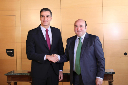 El secretario general del PSOE, Pedro Sánchez, y el presidente del PNV, Andoni Ortuzar, después de llegar a un acuerdo para la investidura.