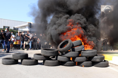 Els pneumàtics en flames que han encès els treballadors de Nissan durant les protestes pel tancament de les plantes a Catalunya.
