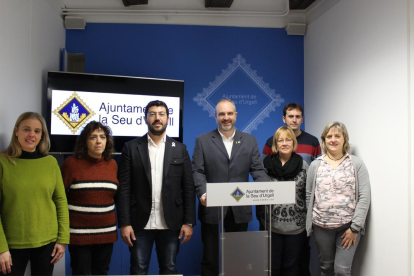 L'alcalde de la Seu d'Urgell, Jordi Fàbrega, el vicealcalde, Francesc Viaplana, i altres regidors presentant els pressupostos del 2020.