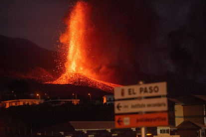 El volcà de Cumbre Vieja es troba en una fase explosiva extrema i s’ha obert una nova boca d’erupció.