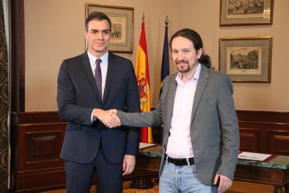 Sánchez i Iglesias signen el preacord per al govern de coalició al Congrés dels Diputats.