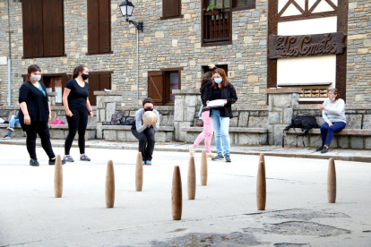 Les Valls d'Àneu mantenen la tradició de les bitlles pallareses