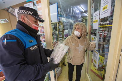 La Policia Local entregant ahir les mascaretes a Guissona.