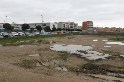 El terreno de la calle Josep Pallach, en Pardinyes, donde se construirá el albergue.