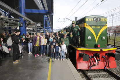 Los pasajeros que estrenaron la pasada temporada del Tren dels Llacs antes de salir hacia La Pobla de Segur desde la estación de Lleida ciudad.