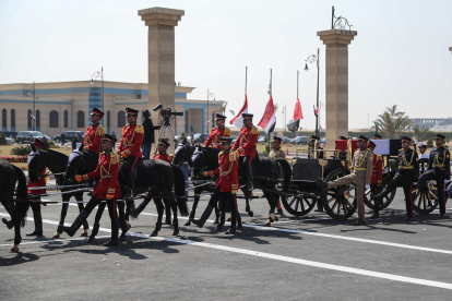 Imagen del transcurso del funeral militar por el expresidente egipcio Hosni Mubarak.
