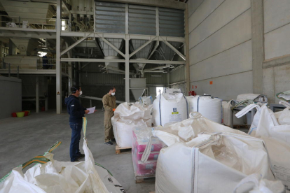 La fàbrica de Pinsos Gòdia, en una imatge captada aquest dimarts, produeix 3 milions de quilos al mes.