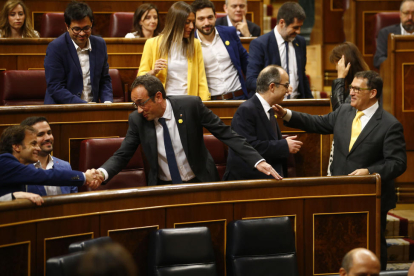 Els presos electes Jordi Turull, Jordi Sànchez i Josep Rull, saludant diversos diputats de JxCat i d'En Comú Podem, durant l'inici de la sessió de constitució del Congrés.