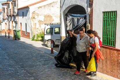 Varias personas abandonan el domicilio donde un hombre disparó a su mujer en Sevilla.