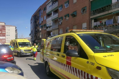 Varias personas abandonan el domicilio donde un hombre disparó a su mujer en Sevilla.