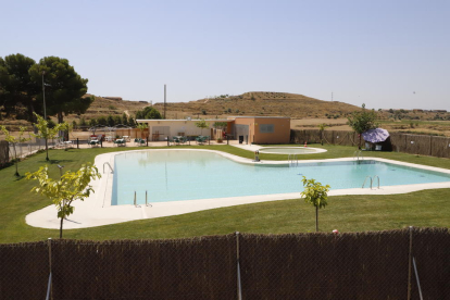 Les piscines d’Alfés, buides des de dilluns passat després de l’ordre de tancament de l’ajuntament.
