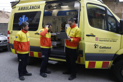 Joan Sucarrats, técnico en trasporte sanitario; Carles Piró, enfermero, y Joan Pere Fabregat, ayer en la ambulancia conectada en Ponts. 