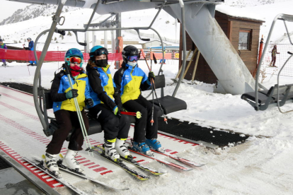 Tres esquiadoras en Boí-Taüll.