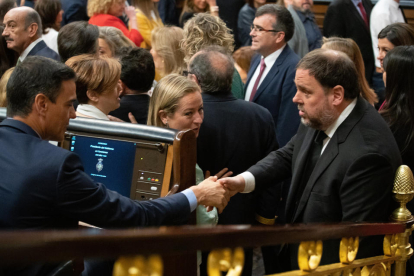 Momento en el que el presidente del Gobierno central en funciones, Pedro Sánchez, y el líder de ERC, Oriol Junqueras, se estrechan la mano, ayer, en el Congreso.