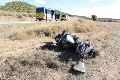 Imagen del estado en el que quedó la moto tras el accidente, que se produjo a las 9.46 horas en la carretera C-26 a su paso por Algerri. 