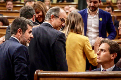 Moment en què el president del Govern central en funcions, Pedro Sánchez, i el líder d’ERC, Oriol Junqueras, s’estrenyen la mà, ahir, al Congrés.