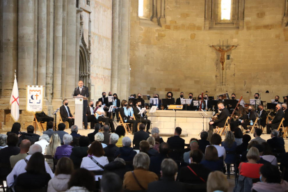 El pregonero Rafael Ferrero ayer en la Seu Vella, acompañado por la Banda Municipal de Lleida. 