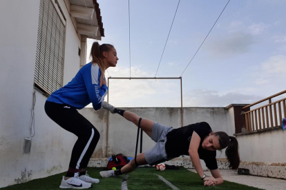 Natalia y Jani, jugadoras del AEM, compartiendo entrenamiento en la terraza del piso en el que están confinadas durante esta cuarentena.
