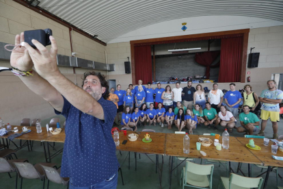 El director de la Agència Catalana de la Joventut, Cesc Poch, haciéndose un selfie con los jóvenes participantes en el campo de trabajo.