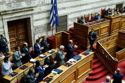 El Parlamento griego aplaude al primer ministro Motsotakis.