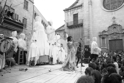 Comediants a la plaça Major de Tàrrega el 1981, inici de la fira.