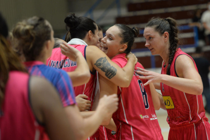 Mikayla Pivec, una altra de les jugadores destacades del partit a A Malata, es disposa a llançar davant la nord-americana Taylor Koenen.