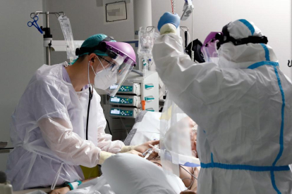 Médicos de UCI atienden a un paciente de Coronavirus.