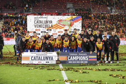 Els jugadors de la selecció catalana posen amb el trofeu conquerit entre una pluja de confeti.