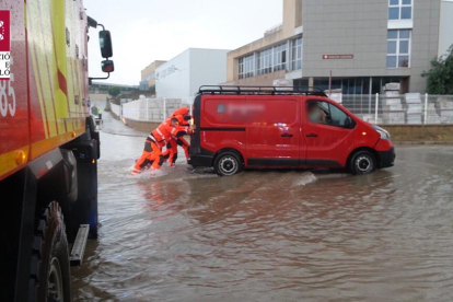 Paso inferior inundado ayer por la tarde en el Clot de Moja, en Vilafranca del Penedès.