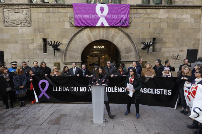 Cientos de leridanas llenaron ayer las calles de Lleida para reivindicar sus derechos y erradicar la violencia machista. 