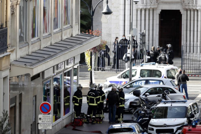 Policies i bombers davant la basílica de Nostra Senyora, al centre de la ciutat de Niça.