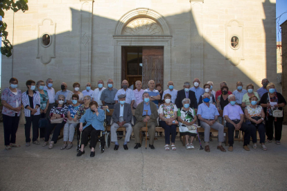 Foto de familia de los vecinos de Rocafort de Vallbona mayores de 75 años, el domingo después de la misa en su honor. 